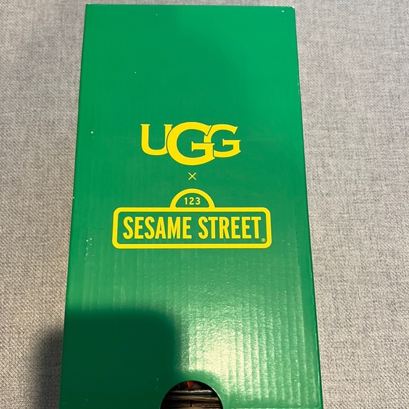 UGG Other - Ugg X Sesame Street Big Bird fluff Yeah slide. Size 7 used toddler size 7.